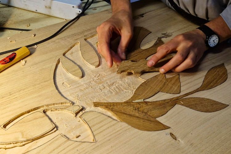 Mani delle monache al lavoro - Falegnameria